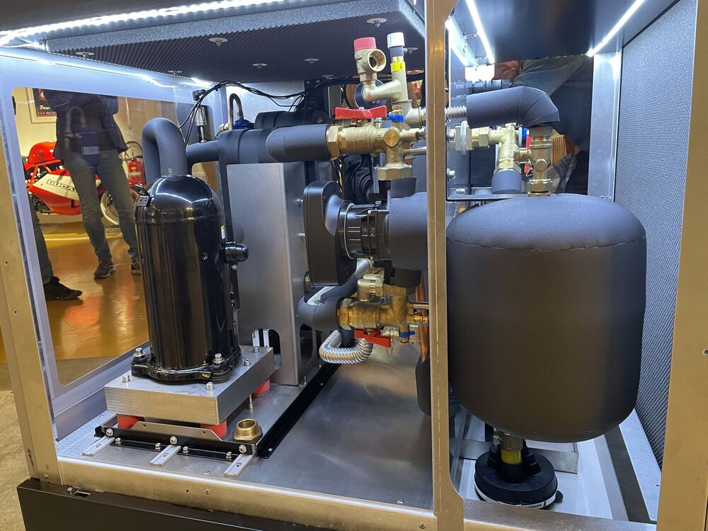 Das Innenleben der Geoblock WGB 20 ist gut sichtbar in diesem Demo-Gerät. Die sonst angebrachten Dämmungen sind hier nur angedeutet.